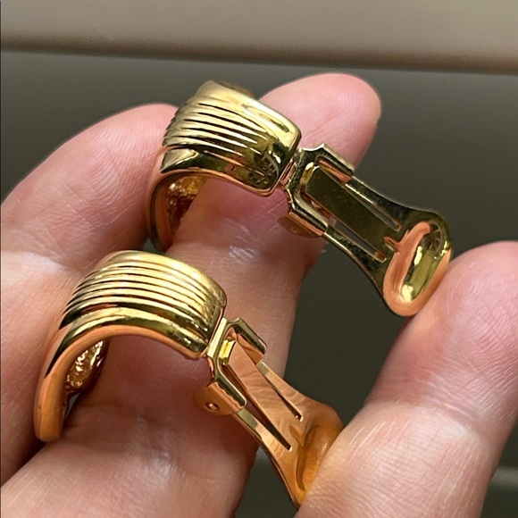 🖤KJL satin Goldtone clip earrings - Picture 3 of 11